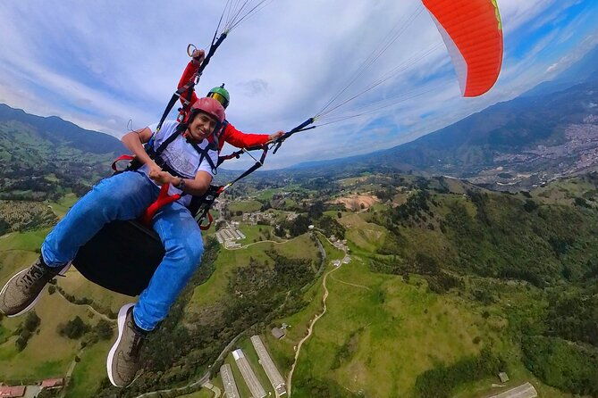 paragliding-flight-in-medellin-with-expert-pilots