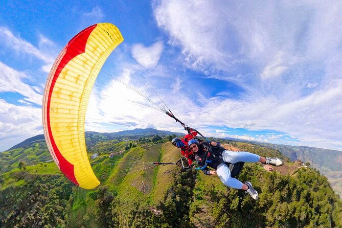 paragliding-flight-in-medellin-with-expert-pilots