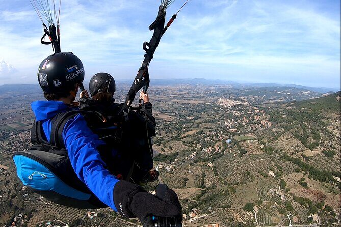 Paragliding flight over the Gardens of Ninfa - An In-Depth Look at the Paragliding Experience