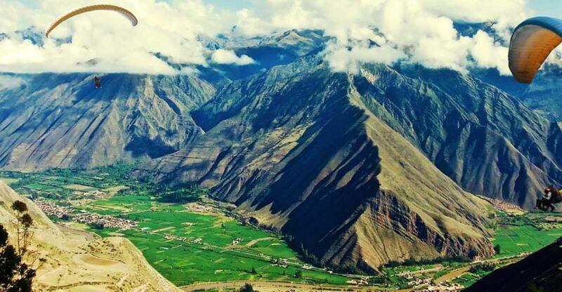 paragliding-flight-through-the-sacred-valley-of-the-incas