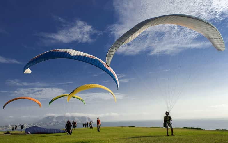 paragliding-flight-with-a-private-pilot-in-costa-verde-lima