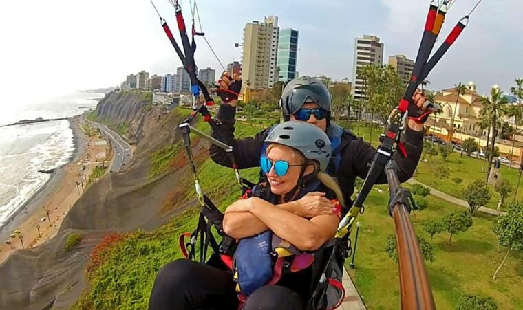 paragliding-flight-with-a-private-pilot-in-costa-verde-lima