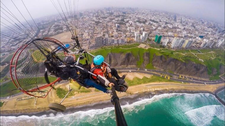 paragliding-flight-with-a-private-pilot-in-costa-verde-lima
