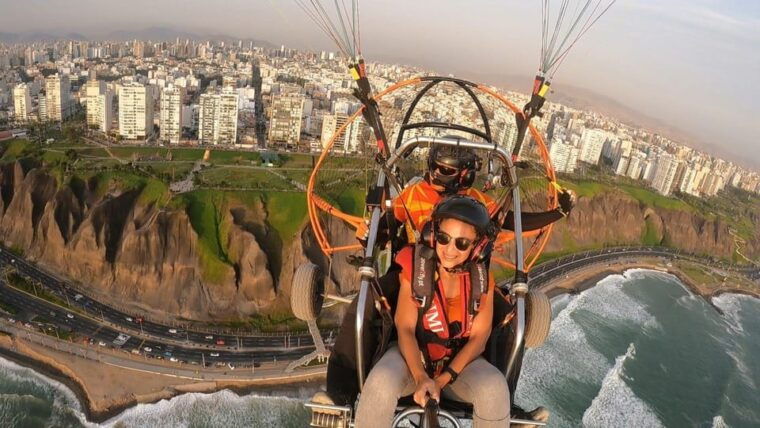 paragliding-flight-with-a-private-pilot-in-costa-verde-lima