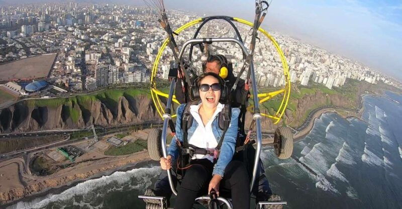paragliding-flight-with-a-private-pilot-on-costa-verde-lima