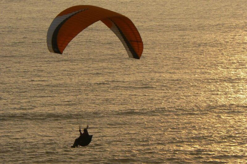 paragliding-flight-with-a-private-pilot-on-costa-verde-lima