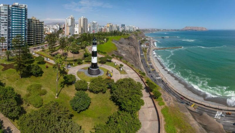 paragliding-flight-with-a-private-pilot-on-costa-verde-lima