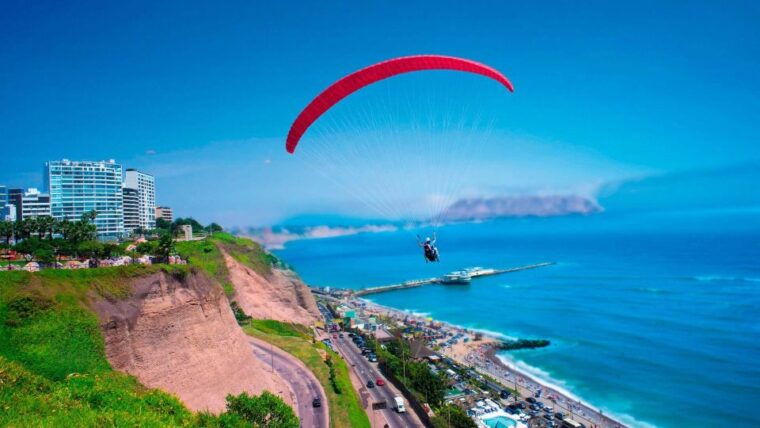paragliding-flight-with-a-private-pilot-on-costa-verde-lima