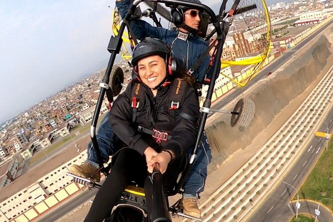 paragliding-flights-over-the-costa-verde-in-lima