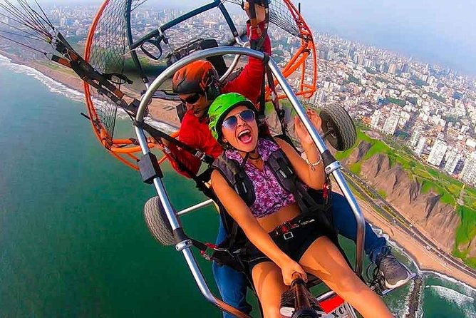 paragliding-in-lima-costa-verde