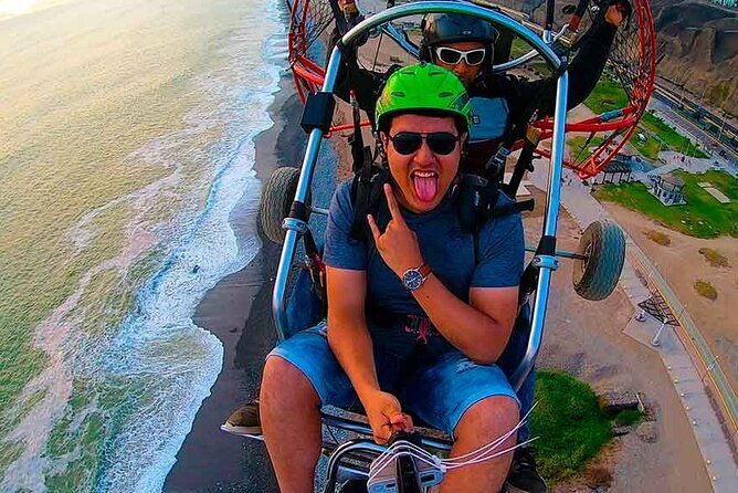 paragliding-in-lima-costa-verde