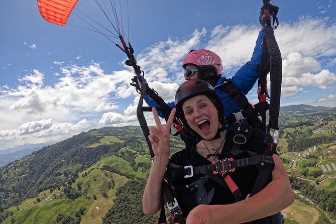 paragliding-in-medellin-bluesky