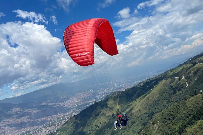 paragliding-in-medellin-bluesky