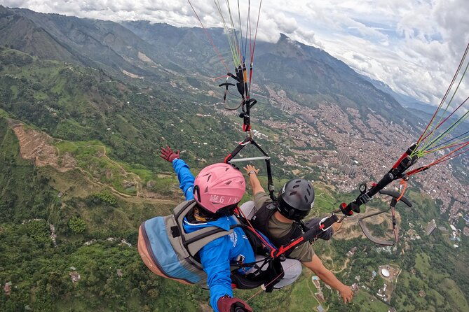 paragliding-in-medellin-bluesky