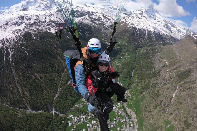 paragliding-mountain-flight