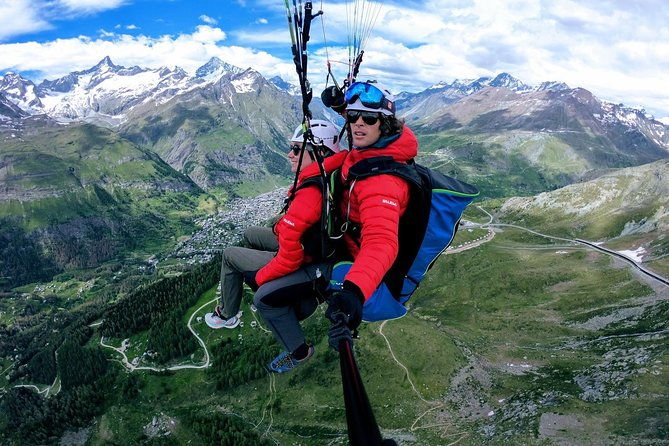 paragliding-mountain-flight