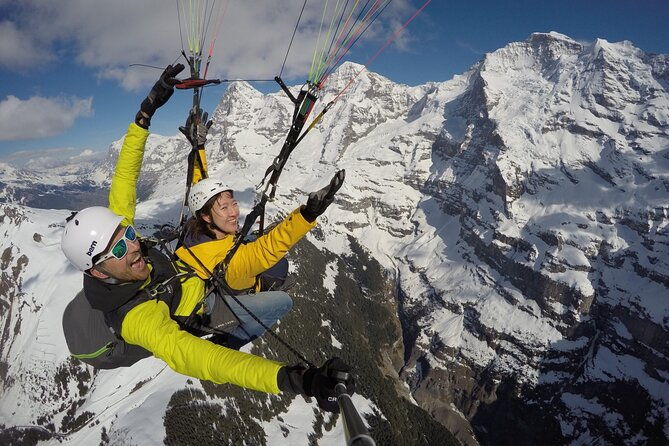 paragliding-over-the-lauterbrunnen-valley