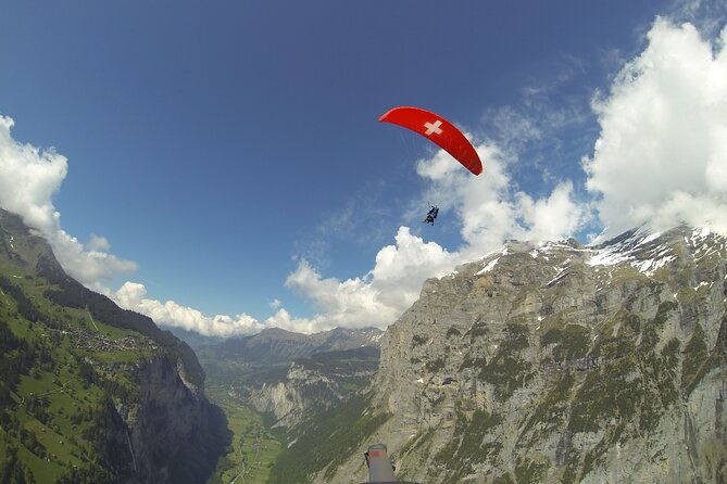 paragliding-over-the-lauterbrunnen-valley