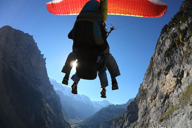 paragliding-over-the-lauterbrunnen-valley