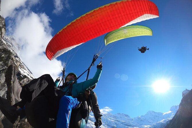paragliding-over-the-lauterbrunnen-valley