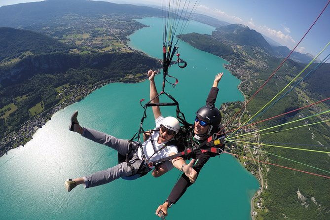 paragliding-performance-flight-over-the-magnificent-lake-annecy