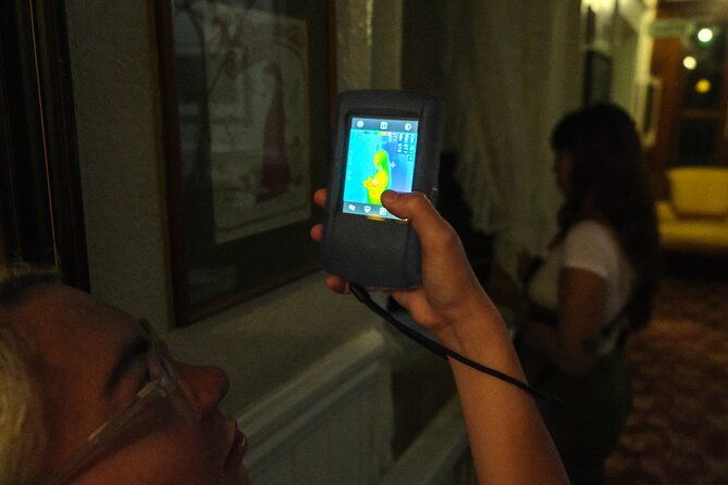 paranormal-investigation-in-a-haunted-hotel-with-free-cocktail