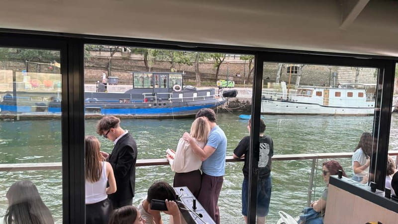 Paris: 1-Hour Seine Cruise departing from the Eiffel Tower - Enhancing the Experience with Commentary and Technology