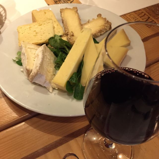 paris-2-5-hour-montmartre-wine-and-bistro-tour