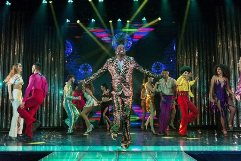 paris-3-course-dinner-show-at-paradis-latin-cabaret