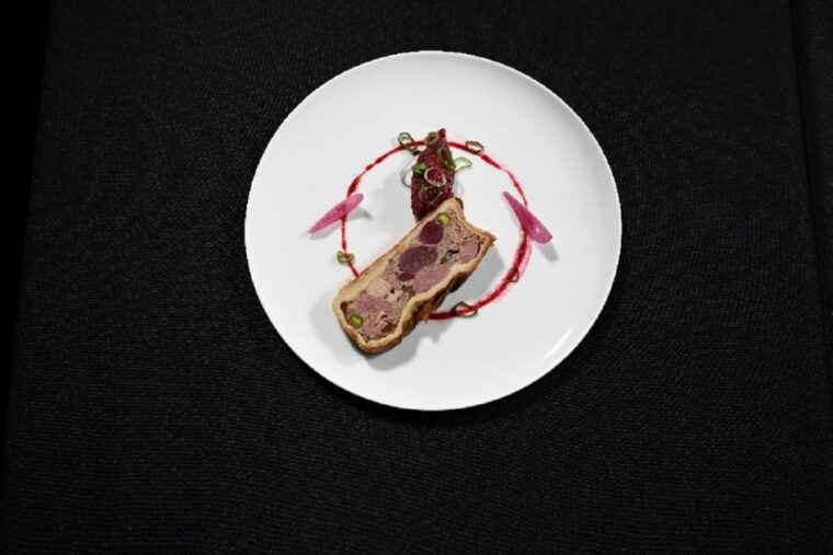 paris-3-course-dinner-show-at-paradis-latin-cabaret