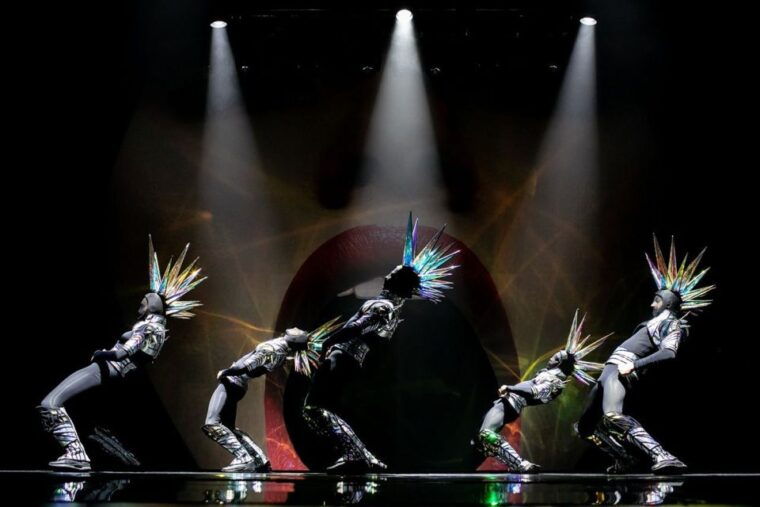 paris-3-course-dinner-show-at-paradis-latin-cabaret