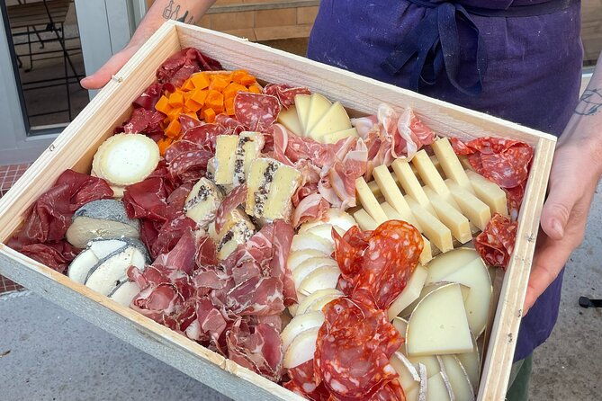 paris-a-cozy-wine-cheese-tasting-in-montmartre