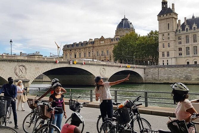 paris-along-the-seine-guided-tour-of-the-greatest-monuments