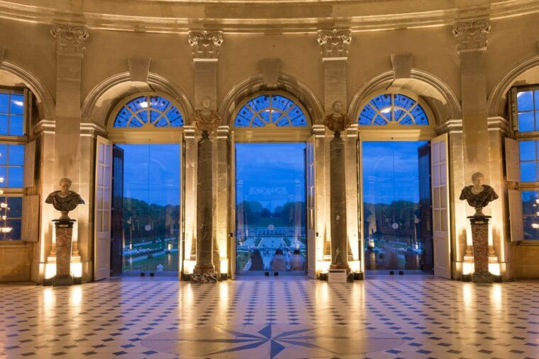 paris-candlelit-dinner-at-vaux-le-vicomte-by-limousine