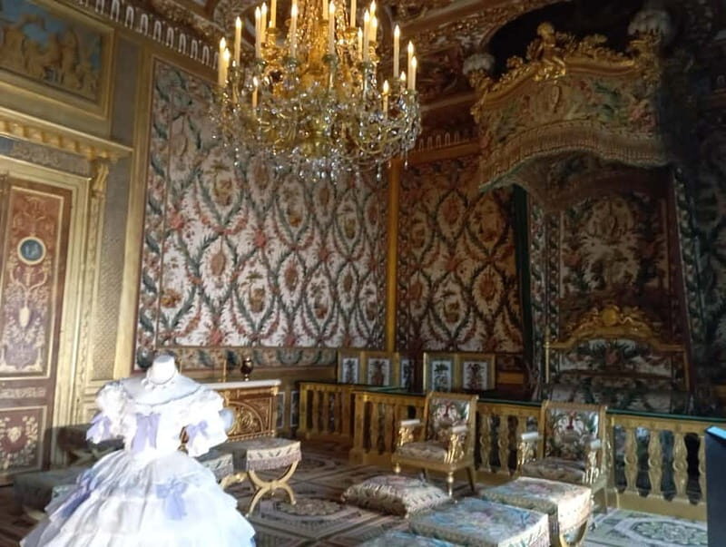 Paris: Château Fontainebleau Small Group Guided Tour Max 6 - FAQs