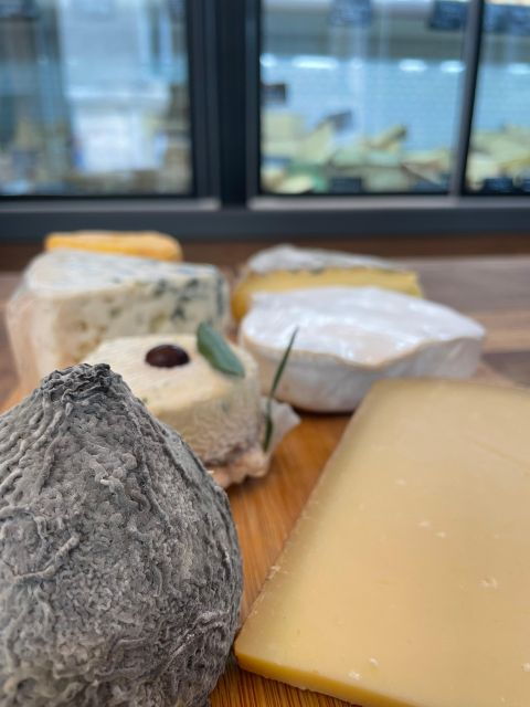 paris-cheese-and-wine-tasting-experience-in-montmartre