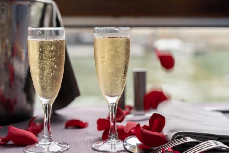 paris-christmas-new-year-lunch-or-dinner-cruise