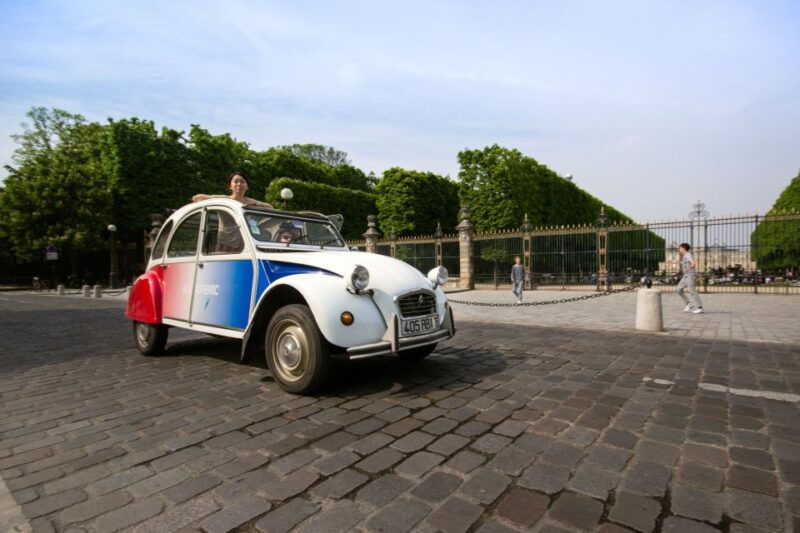 paris-classic-sites-tour-by-vintage-citroen-2cv
