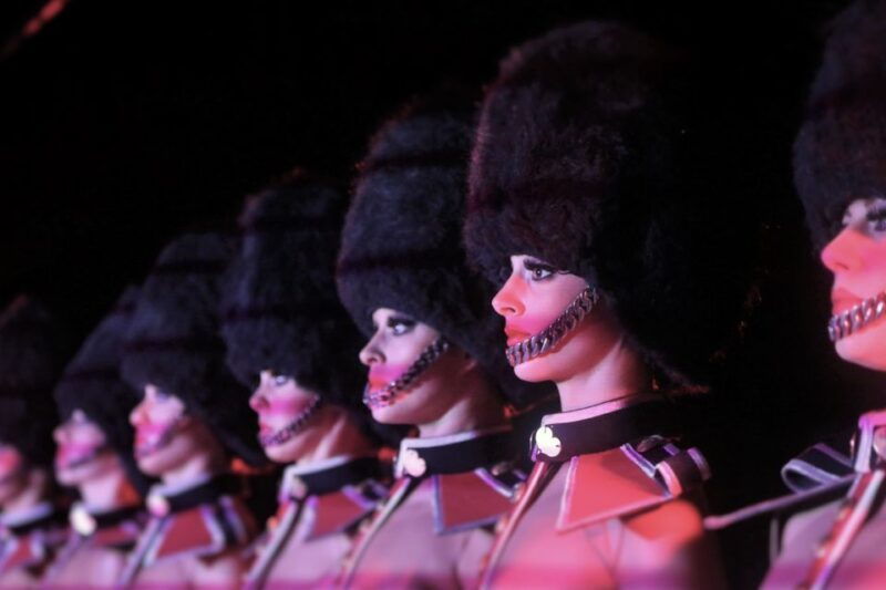 paris-crazy-horse-cabaret-show