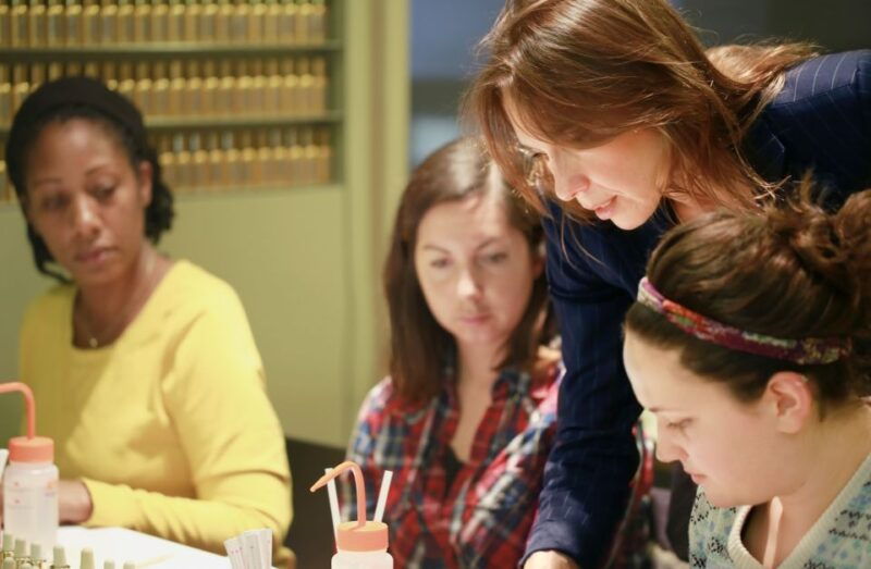 paris-create-your-signature-scent-perfume-workshop