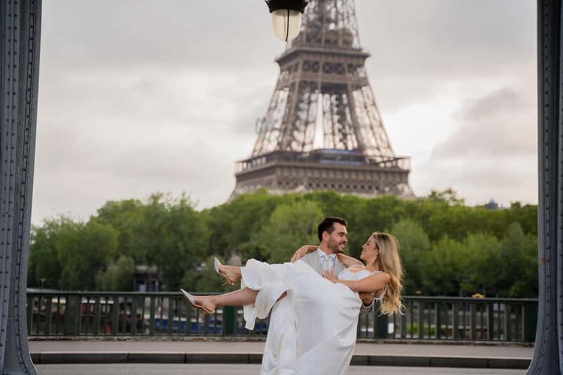 Paris: destination wedding photographer -romantic photoshoot - Key Points