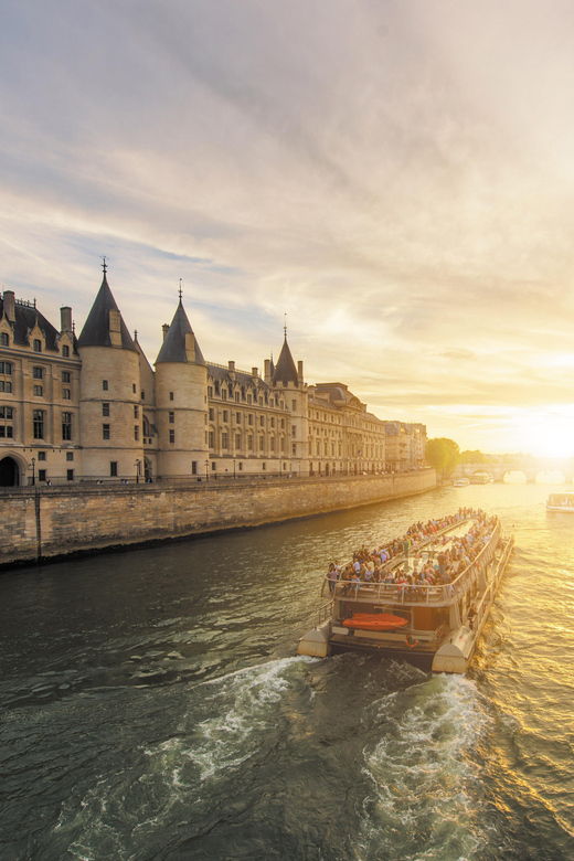 paris-dinner-at-the-eiffel-tower-cruise