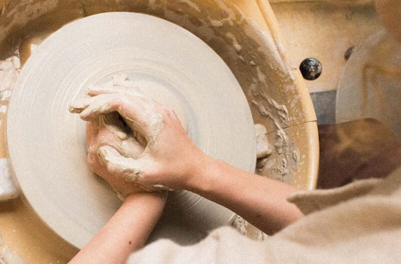Paris : Discover the potter's wheel with Lucie. - Key Points