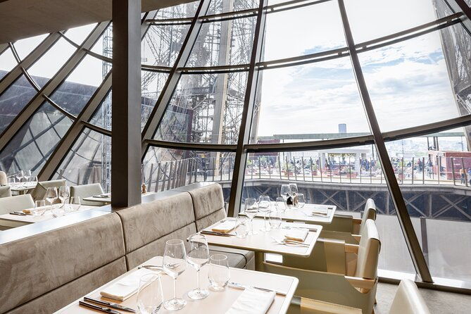 paris-earliest-lunch-at-eiffel-tower-madame-brasserie-restaurant