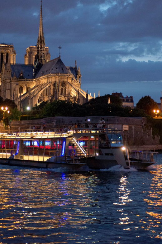 paris-eiffel-tower-dinner-cruise-with-a-moulin-rouge-show
