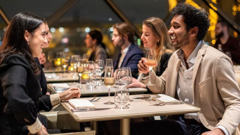 paris-elegant-dinner-with-drinks-in-the-eiffel-tower