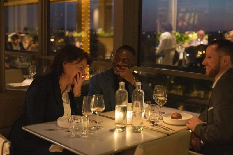 paris-elegant-dinner-with-drinks-in-the-eiffel-tower