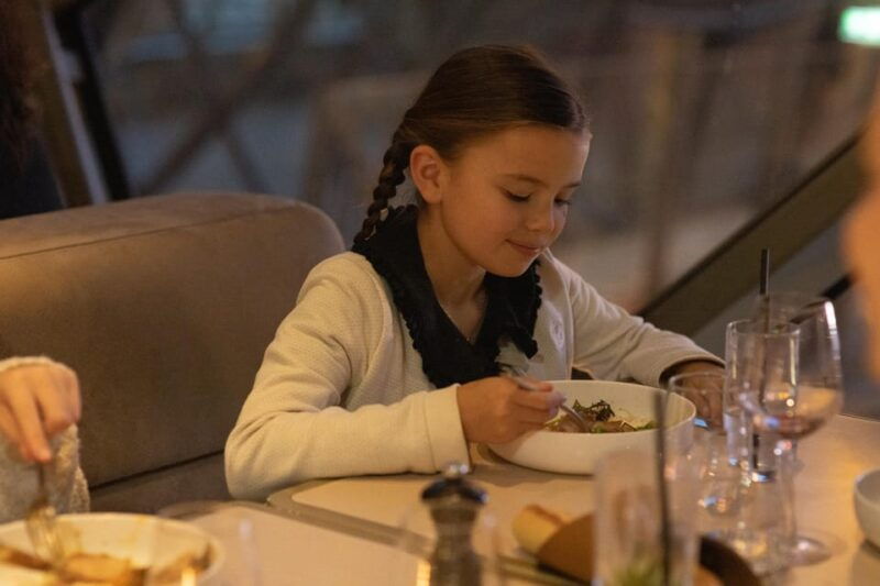 paris-elegant-dinner-with-drinks-in-the-eiffel-tower