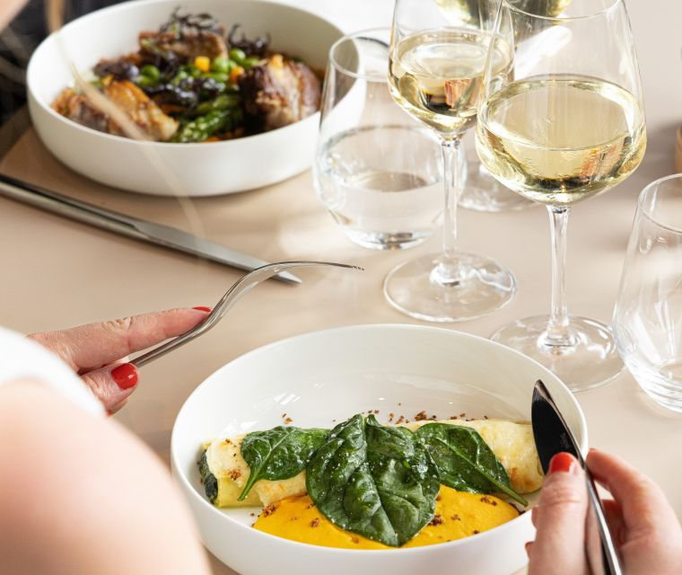 paris-elegant-dinner-with-drinks-in-the-eiffel-tower