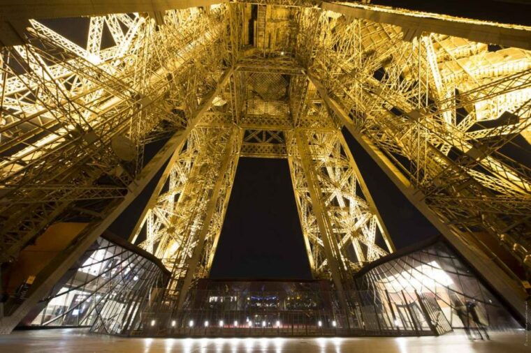 paris-elegant-dinner-with-drinks-in-the-eiffel-tower